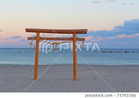 Torii appears on the beach Torii appears on the beach 73763388