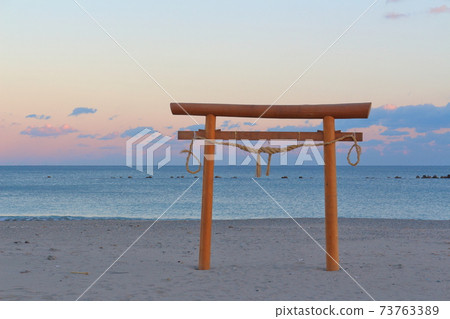 Torii appears on the beach Torii appears on the beach 73763389