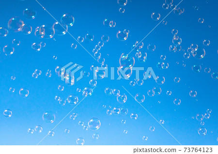 漂浮在藍天/背景材料中的肥皂泡 73764123