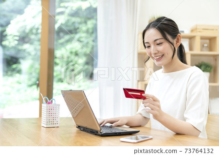 在線購物的年輕女子 73764132