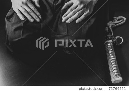 一個人坐直和一把日本劍 一個人坐直和一把日本劍 73764231