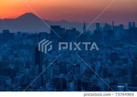《Tokyo》 At dusk in Tokyo, Mt. Fuji and cityscape 73764969