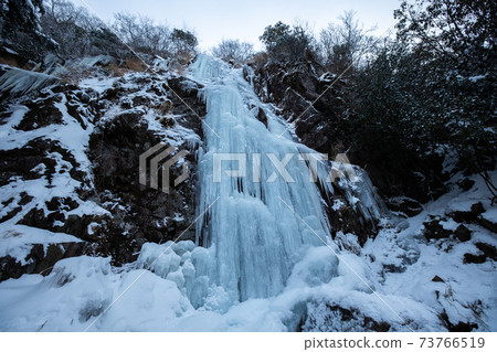 《Icicles in Kawaradani, Fukuoka Prefecture》 Snowfall in Nanshoga Falls 《Icicles in Kawaradani, Fukuoka Prefecture》 Snowfall in Nanshoga Falls 73766519
