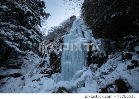 《福岡川原谷的冰柱》南翔瀑布的降雪 73766533