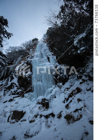 《Icicles in Kawaradani, Fukuoka Prefecture》 Snowfall in Nanshoga Falls 73766538