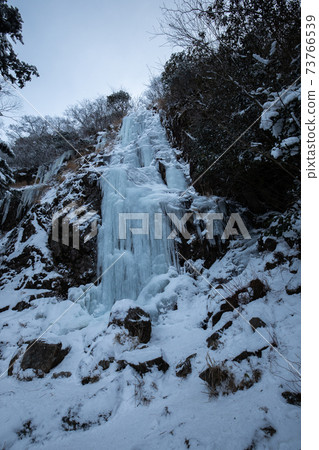 《Icicles in Kawaradani, Fukuoka Prefecture》 Snowfall in Nanshoga Falls 73766539