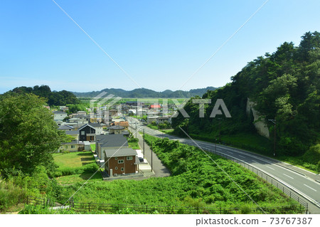 從松島會安站到石卷站的Senseki線/ Senseki東北線的火車窗外的風景 從松島會安站到石卷站的Senseki線/ Senseki東北線的火車窗外的風景 73767387