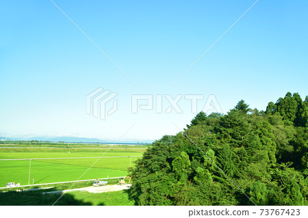 從松島會安站到石卷站的Senseki線/ Senseki東北線的火車窗外的風景 從松島會安站到石卷站的Senseki線/ Senseki東北線的火車窗外的風景 73767423