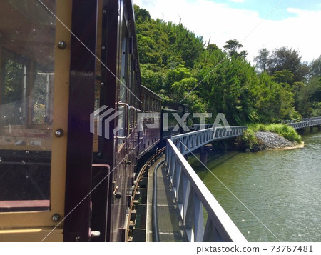 Mini SL that can go around while feeding Neo Park Okinawa to birds 73767481