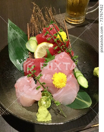 一家日式餐廳讓人眼前一亮的當地生魚片拼盤 一家日式餐廳讓人眼前一亮的當地生魚片拼盤 73767482