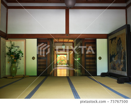 奈良縣長谷寺,日本柏樹入口處的走廊 奈良縣長谷寺,日本柏樹入口處的走廊 73767500