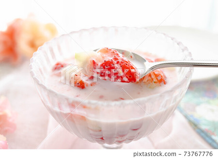 紙漿周圍的草莓牛奶 紙漿周圍的草莓牛奶 73767776