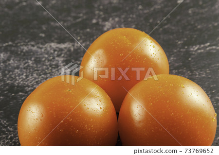 Fresh and fresh ripe tomatoes 73769652