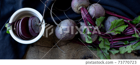 bunch of beetroots 73770723