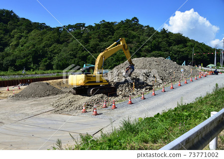 Civil engineering work using a hydraulic excavator with a small split attachment Civil engineering work using a hydraulic excavator with a small split attachment 73771002