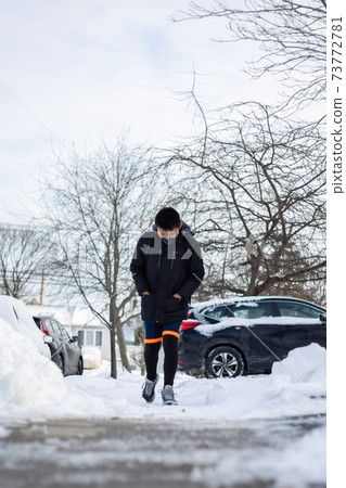 一個戴著面具,在雪道上行走的男孩 一個戴著面具,在雪道上行走的男孩 73772781