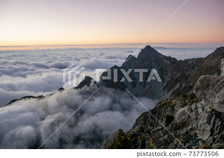 信州北阿爾卑斯山，位於北北穗高頂山頂下方，從北北穗高小屋梅前高穗，奧高穗高，雲海，魔法時光出發。日出黎明 73773506