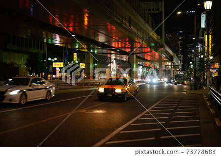 晚上在六本木十字路口附近 晚上在六本木十字路口附近 73778683