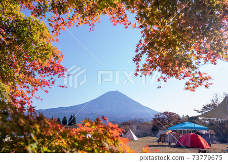 谷岐湖富士山露營地周圍的秋葉 谷岐湖富士山露營地周圍的秋葉 73779675
