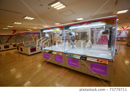 Crane game machine being installed 73779711