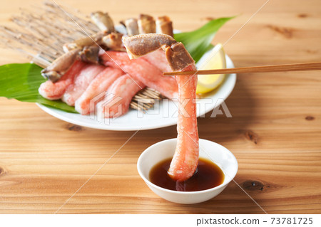 Eat raw snow crab with ponzu sauce Eat raw snow crab with ponzu sauce 73781725