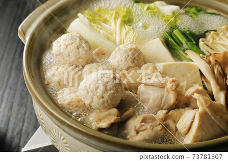 魚丸和雞肉熱火鍋 73781807
