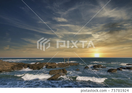 [Sunrise of Kamiiso Torii background composition] 73781924