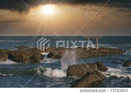 [Sunrise of Kamiiso Torii background composition] 73781925