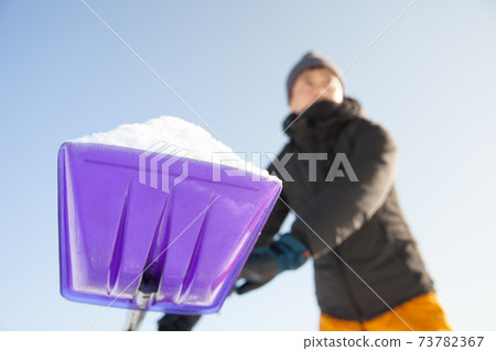 A man who removes snow 73782367