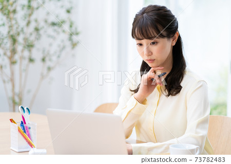 一個女人在客廳裡做遠程辦公。 73782483