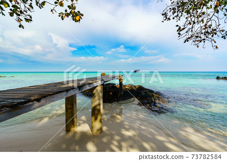 wooden bridge and sea beach with sky at Koh MunNork Island, Rayong, Thailand wooden bridge and sea beach with sky at Koh MunNork Island, Rayong, Thailand 73782584