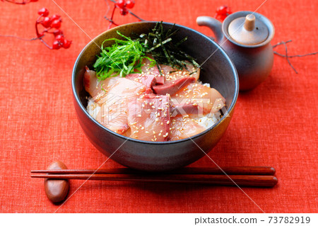 黃尾魚（黃尾魚，黃尾魚），酸菜飯，海鮮蓋飯，黃尾酸菜飯，生魚片。 73782919