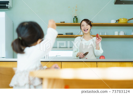 家庭形象的廚房母親和女兒 家庭形象的廚房母親和女兒 73783124