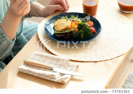 吃蔬菜的婦女之手 73783361