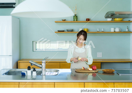Simple kitchen woman 73783507