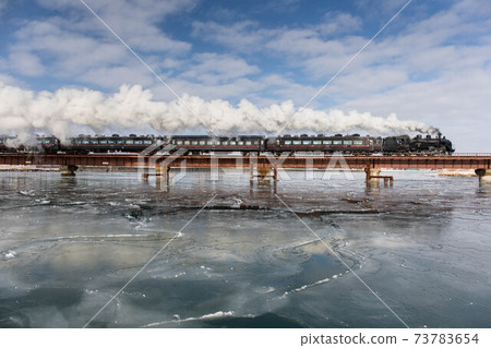 SL Fuyu no Shitsugen crossing the Kushiro River railway bridge SL Fuyu no Shitsugen crossing the Kushiro River railway bridge 73783654