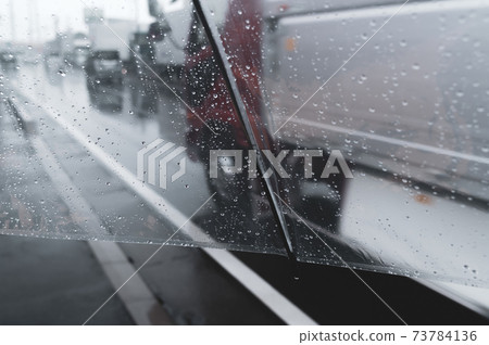 Trunk road traffic seen by pedestrians on a rainy day through a vinyl umbrella c-4 Film-like 2 73784136