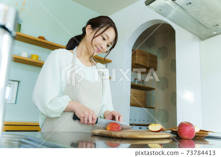 Woman cutting fruit, housewife, mom Woman cutting fruit, housewife, mom 73784413
