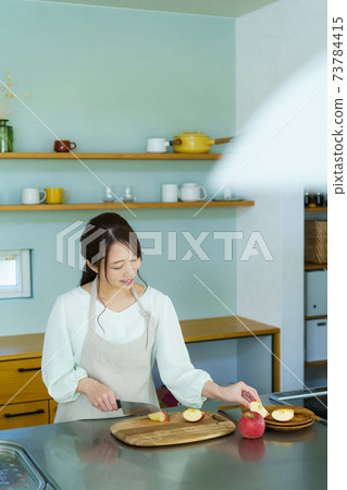女人切水果,主婦,媽媽 女人切水果,主婦,媽媽 73784415