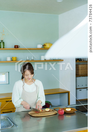 女人切水果,主婦,媽媽 女人切水果,主婦,媽媽 73784416