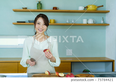 女人切水果,主婦,媽媽 女人切水果,主婦,媽媽 73784421