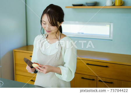 女人切水果,主婦,媽媽 女人切水果,主婦,媽媽 73784422