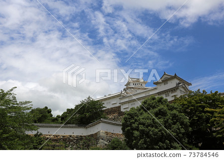 Himeji castle in early summer Himeji castle in early summer 73784546