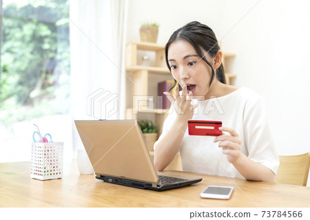 使用信用卡的年輕女子 使用信用卡的年輕女子 73784566