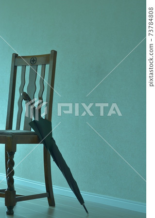 橡木椅子在昏暗的房間裡,配以紳士的雨傘,英式家具(生動的色調,柔和的焦點) 橡木椅子在昏暗的房間裡,配以紳士的雨傘,英式家具(生動的色調,柔和的焦點) 73784808