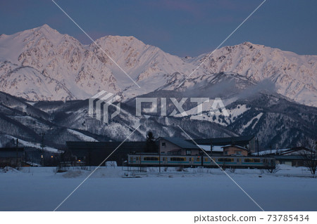 長野縣白馬村初冬時 美麗的白馬三山 八方尾滑雪場和大o線 照片素材 圖片 圖庫