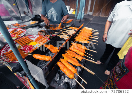 Roast chicken in hot sauce and grilled in the market Roast chicken in hot sauce and grilled in the market 73786532