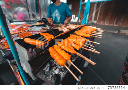Roast chicken in hot sauce and grilled in the market Roast chicken in hot sauce and grilled in the market 73786534