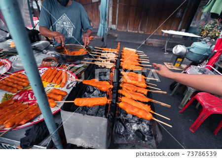 Roast chicken in hot sauce and grilled in the market Roast chicken in hot sauce and grilled in the market 73786539