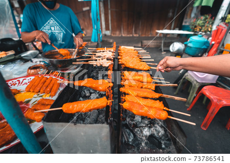 Roast chicken in hot sauce and grilled in the market Roast chicken in hot sauce and grilled in the market 73786541